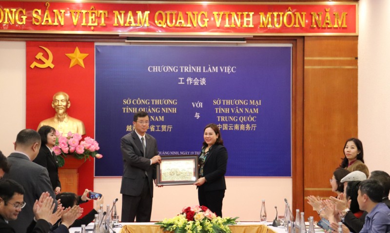 hai bên đã tặng quà lưu niệm cho nhau với hy vọng thúc đẩy quan hệ hợp tác hữu nghị, tăng trưởng thương mại hai chiều bền vững.