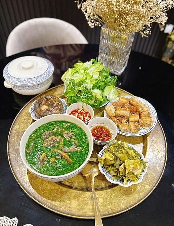 Phương Oanh trổ tài nấu ăn khiến netizen xuýt xoa 
