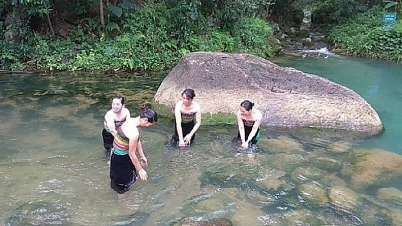 Về bản Hang hít thở không khí trong lành, thưởng thức điệu Khặp của cô gái Thái