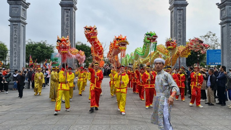 Múa rồng đi trước dẫn đường với nhiều màn biểu diễn hấp dẫn. Múa rồng đi trước dẫn đường với nhiều màn biểu diễn hấp dẫn.