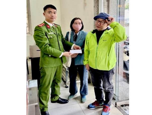 Một người Nhật Bản nhờ Công an Hà Nội tìm chủ sở hữu 30 triệu đồng đánh rơi trên phố