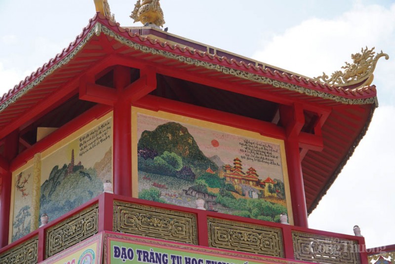 Ngắm độc bản 16 bức tranh sứ màu cẩn trên tường tháp tại chùa Quán Thế Âm Ngắm 16 bức tranh sứ màu độc bản cẩn trên tường tháp tại chùa Quán Thế Âm