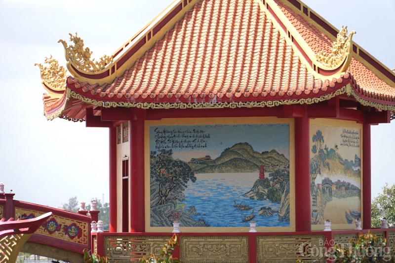 Ngắm độc bản 16 bức tranh sứ màu cẩn trên tường tháp tại chùa Quán Thế Âm Ngắm 16 bức tranh sứ màu độc bản cẩn trên tường tháp tại chùa Quán Thế Âm
