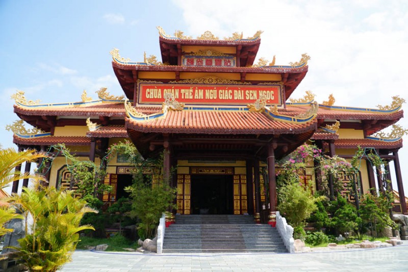 Ngắm độc bản 16 bức tranh sứ màu cẩn trên tường tháp tại chùa Quán Thế Âm Ngắm 16 bức tranh sứ màu độc bản cẩn trên tường tháp tại chùa Quán Thế Âm