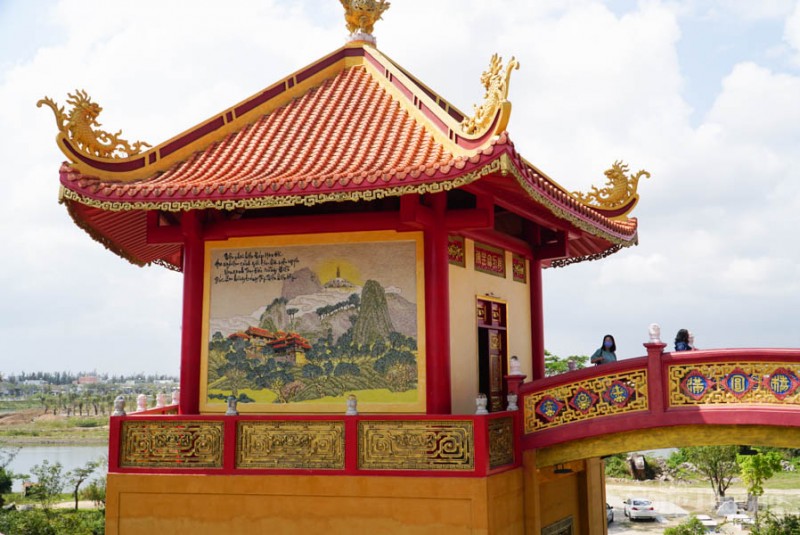 Ngắm độc bản 16 bức tranh sứ màu cẩn trên tường tháp tại chùa Quán Thế Âm Ngắm 16 bức tranh sứ màu độc bản cẩn trên tường tháp tại chùa Quán Thế Âm
