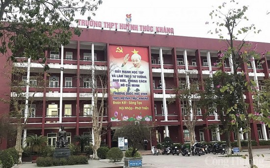 nghe an tam dung cong tac chu nhiem mot giao vien truong huynh thuc khang vi bi to xuc pham hoc sinh