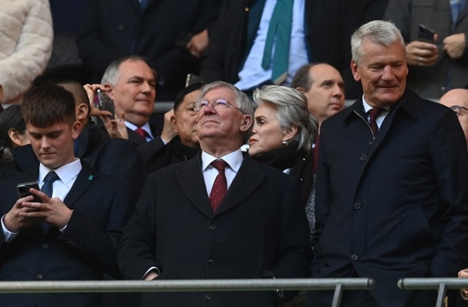 VIDEO: Vô địch League Cup, Ten Hag nhận điều siêu đặc biệt từ Sir Alex
