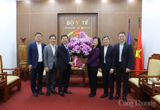 bo truong nguyen hong dien tham va chuc mung nganh y te nhan ngay thay thuoc viet nam