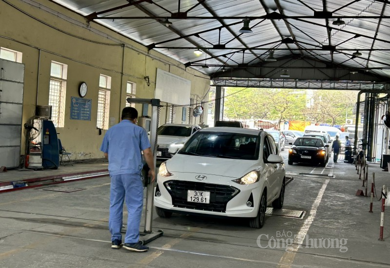 Bên trong khu vực đăng kiểm có 2 làn xe, các đăng kiểm viên kiểm tra phương tiện liên tục, thời gian kiểm tra một phương tiện khoảng 45 phút Bên trong khu vực đăng kiểm có 2 làn xe, các đăng kiểm viên kiểm tra phương tiện liên tục, thời gian kiểm tra một phương tiện khoảng 45 phút