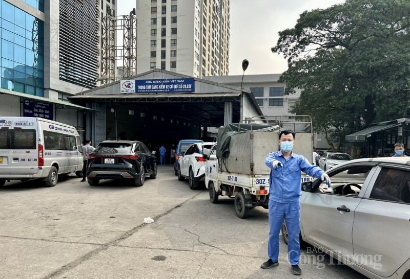 Trước tình trạng “ùn ứ” đăng kiểm như hiện nay, Bộ Giao thông Vận tải và Cục Đăng kiểm Việt Nam kiến nghị Bộ Nội vụ cho tuyển gấp nhân sự từ trung tâm đăng kiểm tư nhân. Tuy nhiên, các chuyên gia cảnh báo, việc ký hợp đồng ồ ạt trong thời gian này sẽ ảnh hưởng đến chất lượng nhân viên đăng kiểm. Trước tình trạng “ùn ứ” đăng kiểm như hiện nay, Bộ Giao thông Vận tải và Cục Đăng kiểm Việt Nam kiến nghị Bộ Nội vụ cho tuyển gấp nhân sự từ trung tâm đăng kiểm tư nhân. Tuy nhiên, các chuyên gia cảnh báo, việc ký hợp đồng ồ ạt trong thời gian này sẽ ảnh
