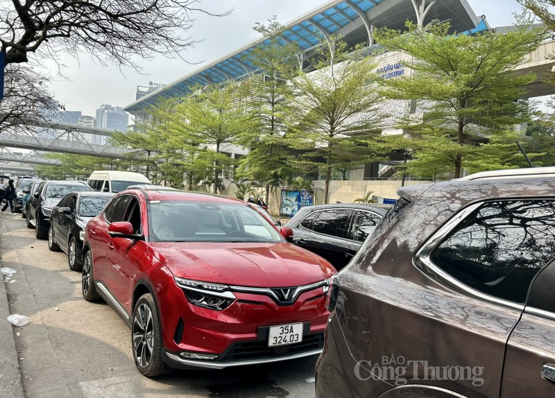 Xe xếp hàng dài chờ đến lượt vào đăng kiểm Xe xếp hàng dài chờ đến lượt vào đăng kiểm