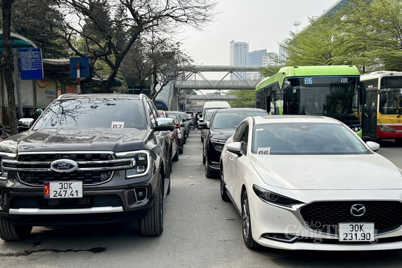 Theo các chủ xe, họ phải xếp hàng từ sáng sớm để chờ đến lượt kiểm định, việc chờ đợi gây mất thời gian và công sức. Theo các chủ xe, họ phải xếp hàng từ sáng sớm để chờ đến lượt kiểm định, việc chờ đợi gây mất thời gian và công sức.