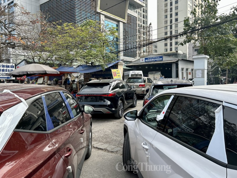 Hà Nội: Tái diễn cảnh hàng trăm ô tô xếp hàng dài chờ đăng kiểm Hà Nội: Tái diễn cảnh hàng trăm ô tô xếp hàng dài chờ đăng kiểm
