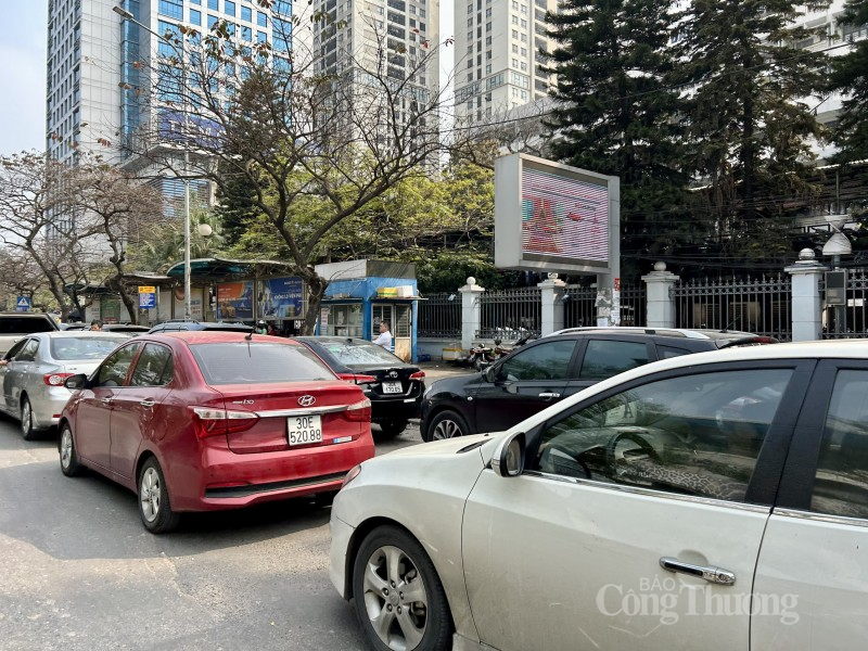 Ông Hoàng (quận Đống Đa, Hà Nội) cho biết, chiều qua (27/2), ông đưa xe qua trung tâm đăng kiểm thấy nhiều phương tiện đang chờ nên 1h sáng nay với hi vọng được kiểm định xe sớm, ông đưa xe ra xếp hàng và ngủ trong xe chờ trung tâm đăng kiểm đến giờ làm việc Ông Hoàng (quận Đống Đa, Hà Nội) cho biết, chiều qua (27/2), ông đưa xe qua trung tâm đăng kiểm thấy nhiều phương tiện đang chờ nên 1h sáng nay với hi vọng được kiểm định xe sớm, ông đưa xe ra xếp hàng và ngủ trong xe chờ trung tâm đăng kiểm đến giờ làm v