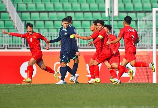 VIDEO: Siêu phẩm của Quốc Việt mang về 3 điểm cho U20 Việt Nam