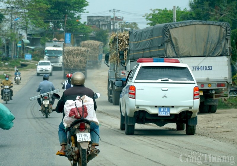 Xe chở mía có dấu hiệu vi phạm vô tư đi qua xe lực lượng CSGT tại quốc lộ 19