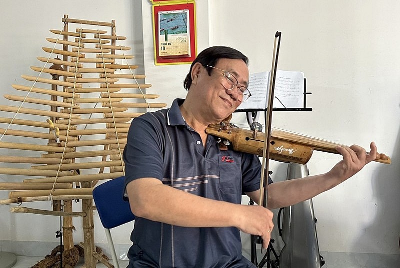 Độc đáo cây đàn violon bằng tre đi vào kỷ lục Việt Nam