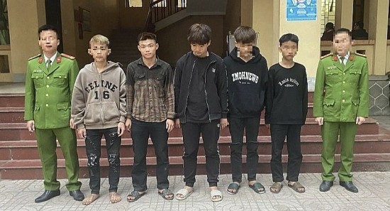 bat giu nhom thieu nien nem vo kinh nhieu xe o to tren quoc lo 1a