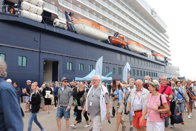 Tàu Mein Schiff 5 (quốc tịch Malta) mang theo gần 2000 du khách châu Âu đến Hạ Long (Quảng Ninh). Ảnh: QMG