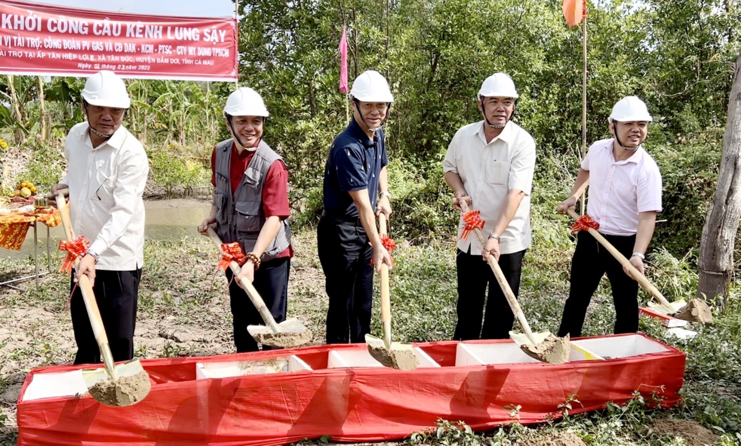 Nghi thức khởi công công trình cầu Kênh Lung Sậy, ấp Tân Hiệp Lợi, xã Tân Đức