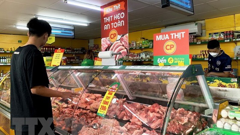 Khách mua thực phẩm trong siêu thị. (Ảnh: TTXVN)