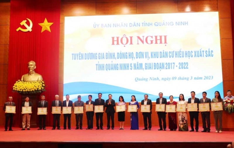 Ông Lê Mạnh Hùng, Phó Chủ tịch Trung ương Hội Khuyến học Việt Nam trao Bằng khen của Trung ương Hội cho các mô hình học tập thuộc Hội Khuyến học tỉnh Quảng Ninh.