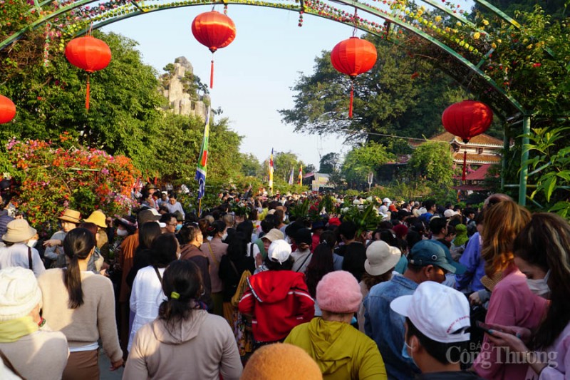 Hàng nghìn người đổ về Lễ hội Quán Thế Âm Ngũ Hành Sơn Đà Nẵng Hàng nghìn người đổ về Lễ hội Quán Thế Âm Ngũ Hành Sơn Đà Nẵng
