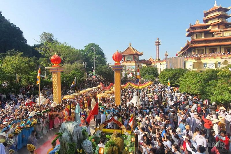 Hàng nghìn người đổ về Lễ hội Quán Thế Âm Ngũ Hành Sơn Đà Nẵng Hàng nghìn người đổ về Lễ hội Quán Thế Âm Ngũ Hành Sơn Đà Nẵng