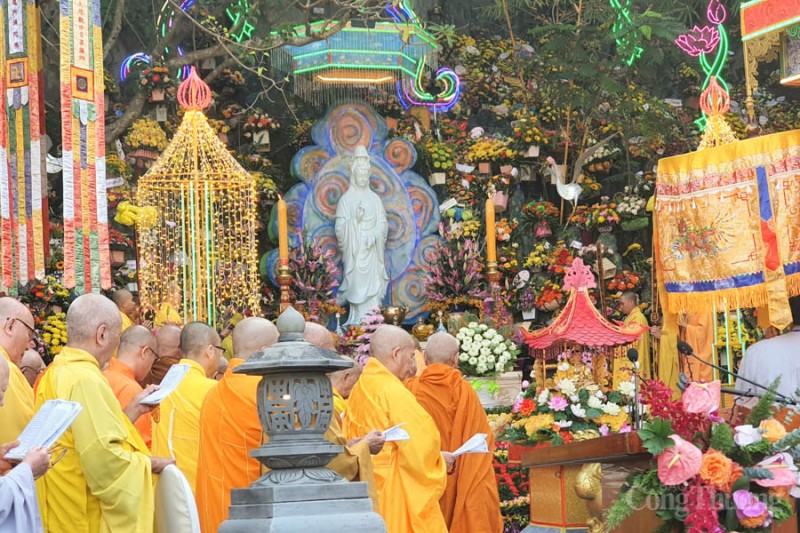 Hàng nghìn người đổ về Lễ hội Quán Thế Âm Ngũ Hành Sơn Đà Nẵng Hàng nghìn người đổ về Lễ hội Quán Thế Âm Ngũ Hành Sơn Đà Nẵng