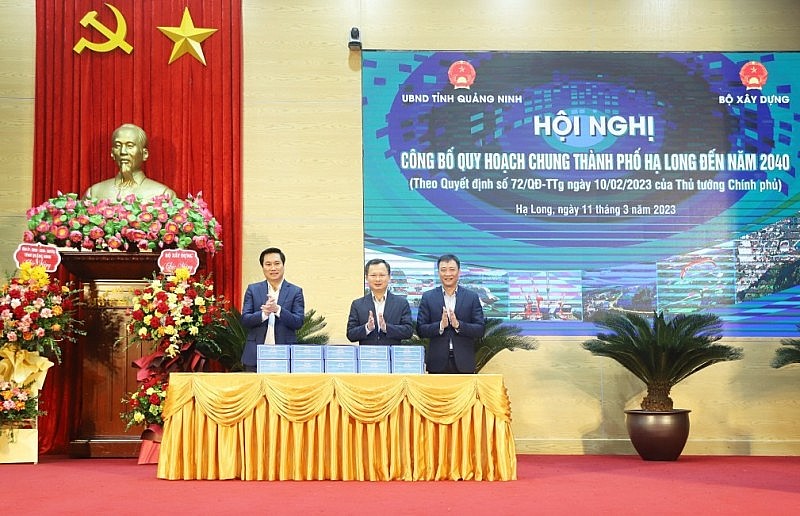 Thứ trưởng Bộ Xây dựng Nguyễn Tường Văn (trái) bàn giao tài liệu, công bố quy hoạch chung TP Hạ Long đến năm 2040. Ảnh: Đỗ Phương