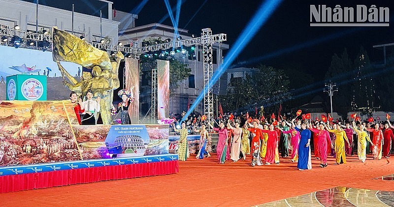 e mô hình mang biểu tượng Tượng đài chiến thắng Điện Biên Phủ dẫn đầu đoàn diễu hành xuất phát từ quảng trường Him Lam.