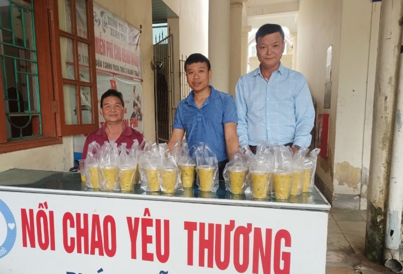 Gặp những người thầm lặng tình nguyện nấu cháo sẻ chia với bệnh nhân nghèo