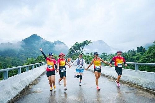 hon 2000 van dong vien tham gia duong dua chay qua rung di san