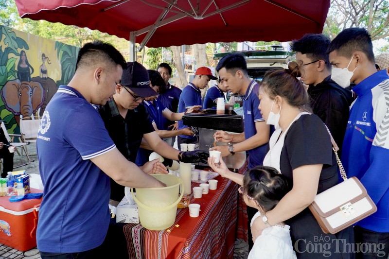 Người dân đổ xô 'check in' phố cà phê miễn phí Buôn Ma Thuột Người dân đổ xô 'check in' phố cà phê miễn phí Buôn Ma Thuột