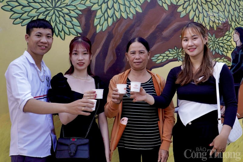 Người dân đổ xô 'check in' phố cà phê miễn phí Buôn Ma Thuột Người dân đổ xô 'check in' phố cà phê miễn phí Buôn Ma Thuột