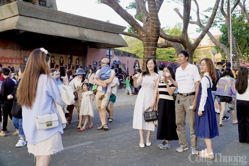 Người dân đổ xô 'check in' phố cà phê miễn phí Buôn Ma Thuột Người dân đổ xô 'check in' phố cà phê miễn phí Buôn Ma Thuột