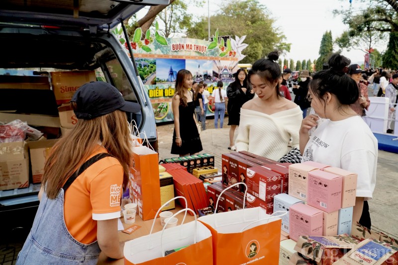 Người dân đổ xô 'check in' phố cà phê miễn phí Buôn Ma Thuột Người dân đổ xô 'check in' phố cà phê miễn phí Buôn Ma Thuột