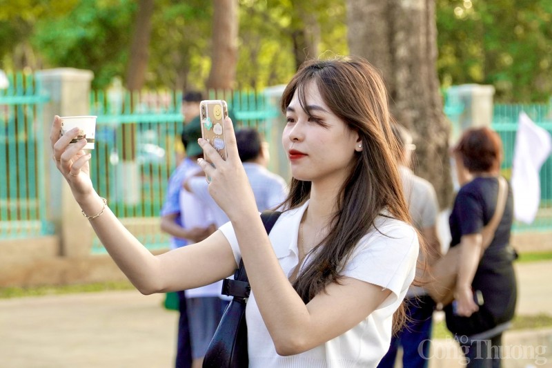 Người dân đổ xô 'check in' phố cà phê miễn phí Buôn Ma Thuột Người dân đổ xô 'check in' phố cà phê miễn phí Buôn Ma Thuột