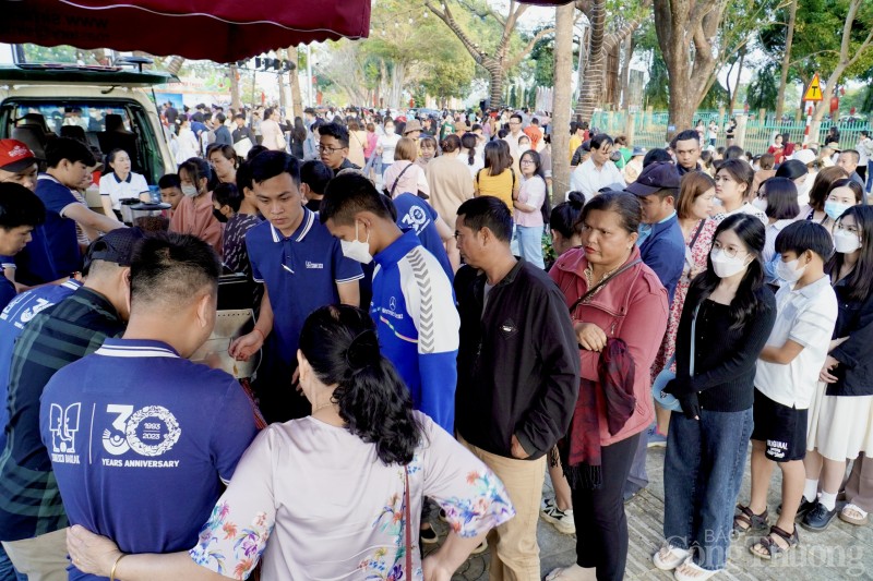 Người dân đổ xô 'check in' phố cà phê miễn phí Buôn Ma Thuột Người dân đổ xô 'check in' phố cà phê miễn phí Buôn Ma Thuột