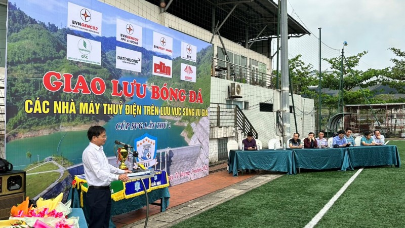 Ông Vương Thành Chung- Chủ tịch Công đoàn , Phó giám đốc Công ty Thuỷ điện Sông Bung (Trưởng BTC giải) phát biểu Khai mạc 