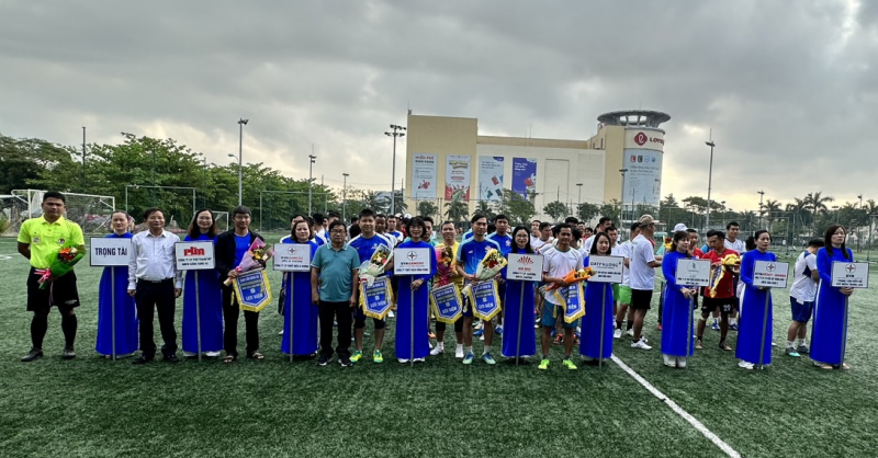 Ông Lê Đình Bản - Giám đốc Công ty Thuỷ điện Sông Bung trao hoa và cờ lưu niệm các Đơn vị tham dự giải