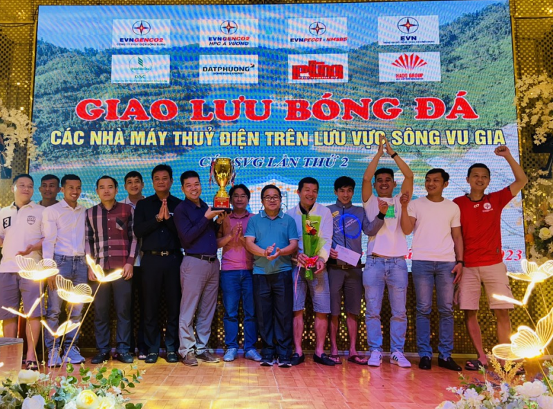 Ông Lê Đình Bản (áo xanh ở giữa) Giám đốc Công ty Thủy điện Sông Bung và Ông Ngô Việt Hưng (thứ 6 từ trái sang) Chủ tịch HĐQT Công ty cổ phần Thủy điện A Vương đang trao cúp vô địch cho Đội bóng Công ty Cổ phần Tư vấn Xây dựng Điện 1 (Nhà máy Thủy điệ