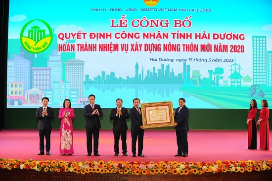 thu tuong chinh phu trao quyet dinh cong nhan hai duong hoan thanh xay dung nong thon moi