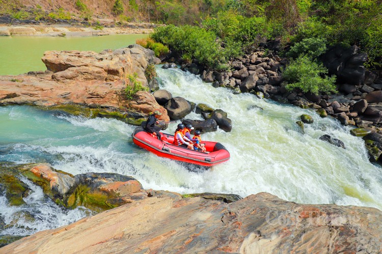 Đắk Lắk: Du khách khám phá, trải nghiệm vượt thác Dray Nur