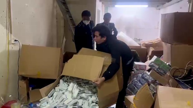 Chuyen ho so vu buon hon 20.000 bao thuoc la sang co quan cong an hinh anh 1