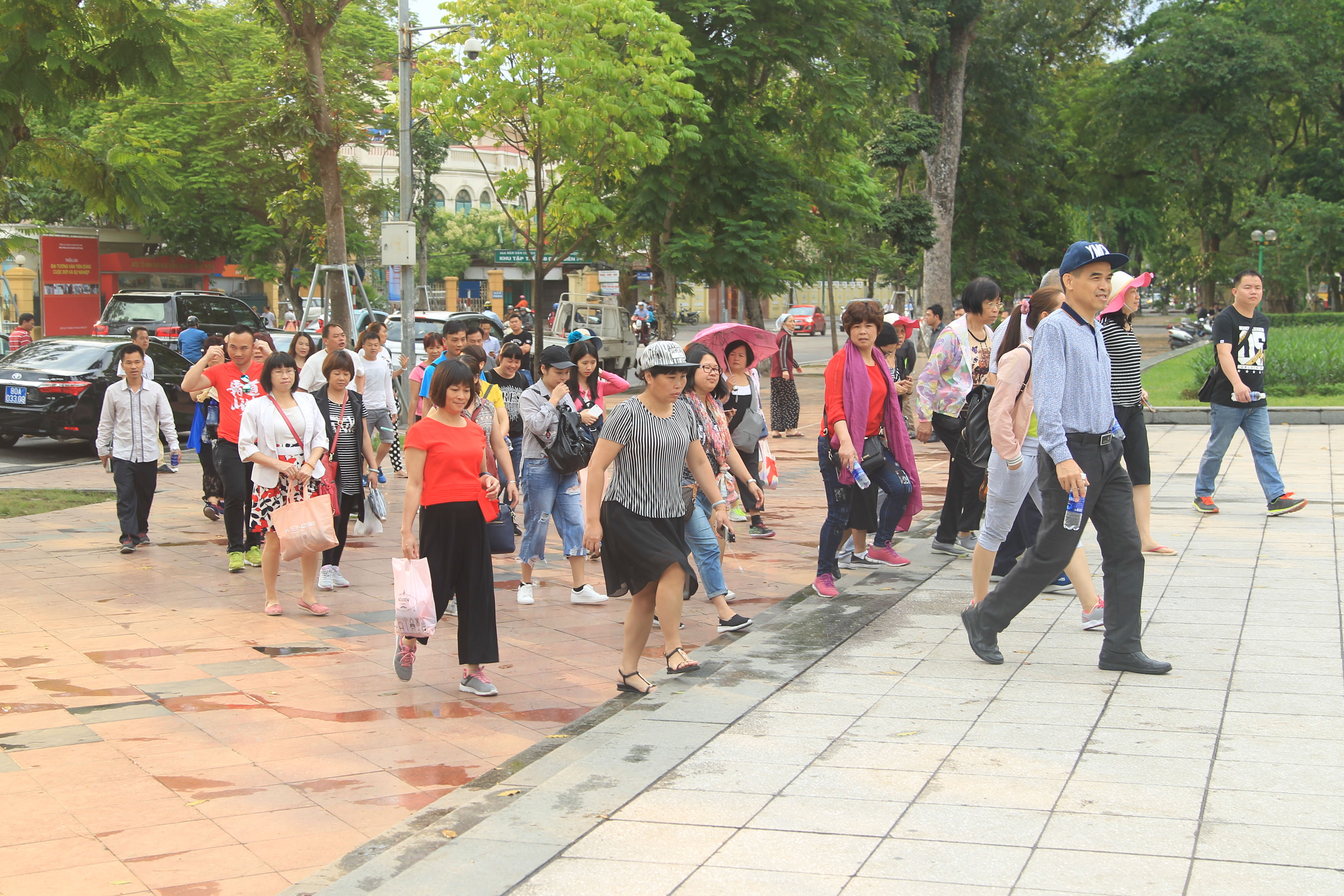 Đo&amp;agrave;n du kh&amp;aacute;ch Trung Quốc tham quan H&amp;agrave; Nội. Ảnh: C&amp;ocirc;ng H&amp;ugrave;ng