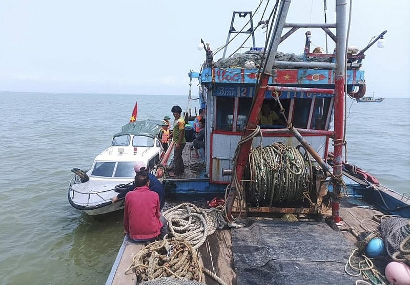 Nghệ An: Kịp thời cứu sống 4 ngư dân trên tàu cá bị chìm ở biển