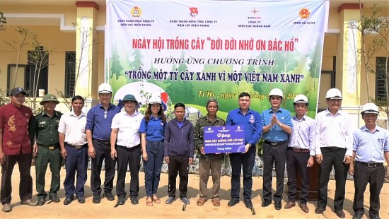 Tuổi trẻ Điện lực miền Trung và Quảng Nam hỗ trợ người dân xã Tr’Hy trồng cây kinh tế rừng