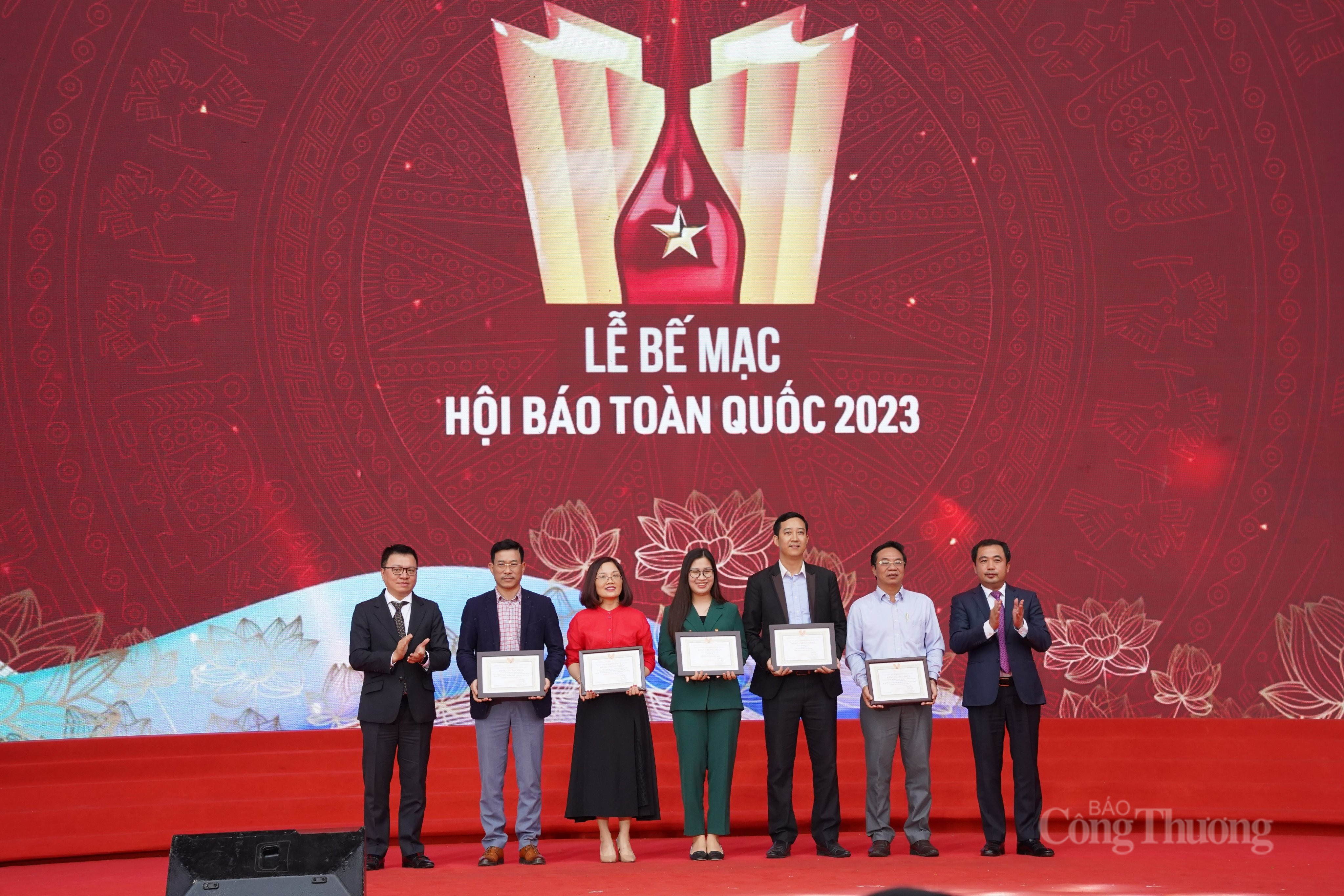 Trao giải cho các cơ quan báo chí, các cấp hội nhà báo