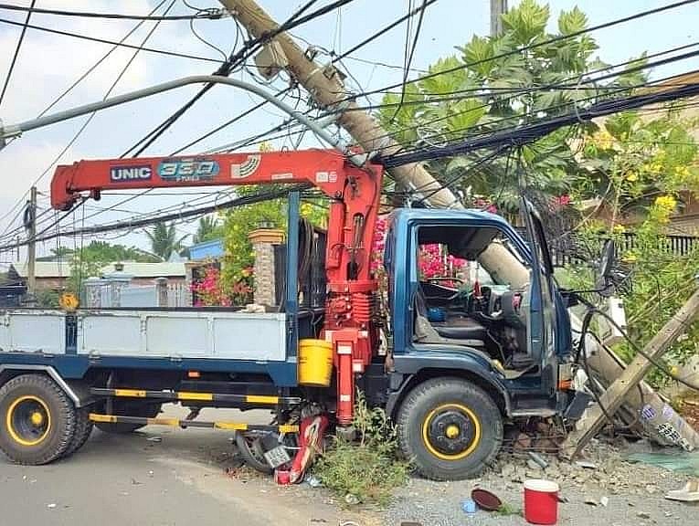 Đồng Nai: Xe tải tông gãy cột điện, 1 người tử vong, 6.500 ngàn hộ dân mất điện